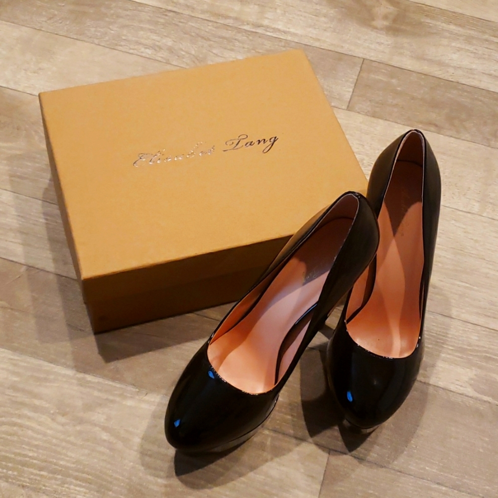 Elisabet Tang, Black Pumps